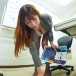 【中出し】 【胸チラッセクハラ】残業中のオフィスで二人きり、あざとい谷間おっぱい挑発で若手部下をビンビン勃起遊びする人妻巨乳女上司 有岡みう 『FANZA』