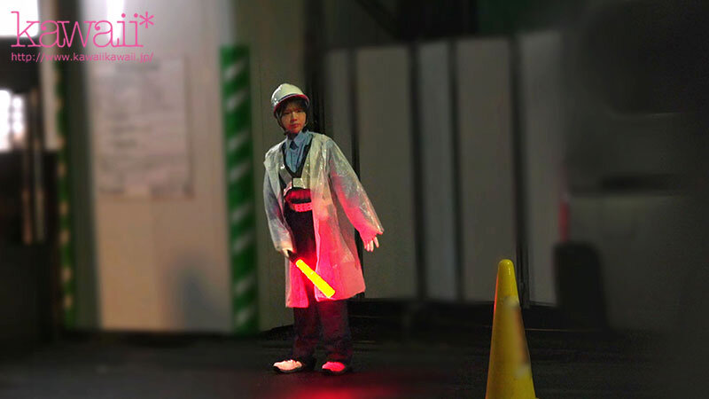 【中出し】 史上最も幼くエッチなAカップ合法ロリ交通警備員、安全第一守...