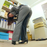 【中出し】 【お漏らしセクハラ】残業中のオフィスで二人きり、媚薬利尿剤で早漏敏感化した若手ま○こを刺激して何度も失禁イキさせられるデカ尻部下OL 松井日奈子 『FANZA』