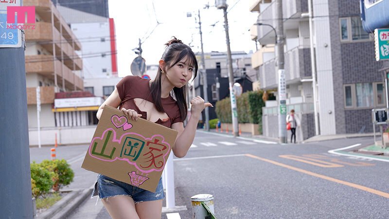 【中出し】 スグそこに誰かいるのに…！狭い密室空間に連れ込み汗ダク密着...