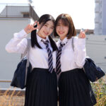 【中出し】 仲良し美少女2人組の間に挟まりたい。変態オジサン参上。 2人の生徒を家に呼び込み、スケベなコスプレをさせてヤリまくる。 『FANZA』
