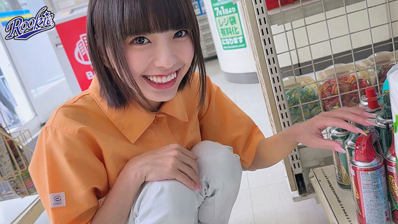 【中出し】 性欲溢れたコンビニバイト彼女は客がいるのにバイトテロ密会＆...