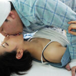 【中出し】 同級生の妻 入院生活で溜まりまくった俺のベッドに友人夫婦が見舞いに来て 美咲かんな 『FANZA』