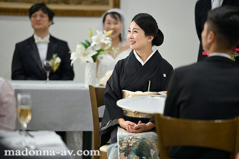 【中出し】 娘の幸せを見届けながら…。披露宴で娘婿に犯●れた母 一色桃...