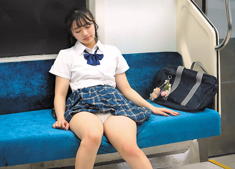 【中出し】 最終電車でいつも乗り合わせる女子校生の無防備なフリしたパン...