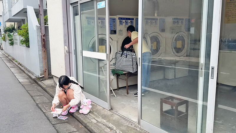 【中出し】 ちいさなおしり コインランドリ―の放置子はアナルを電動ディ...