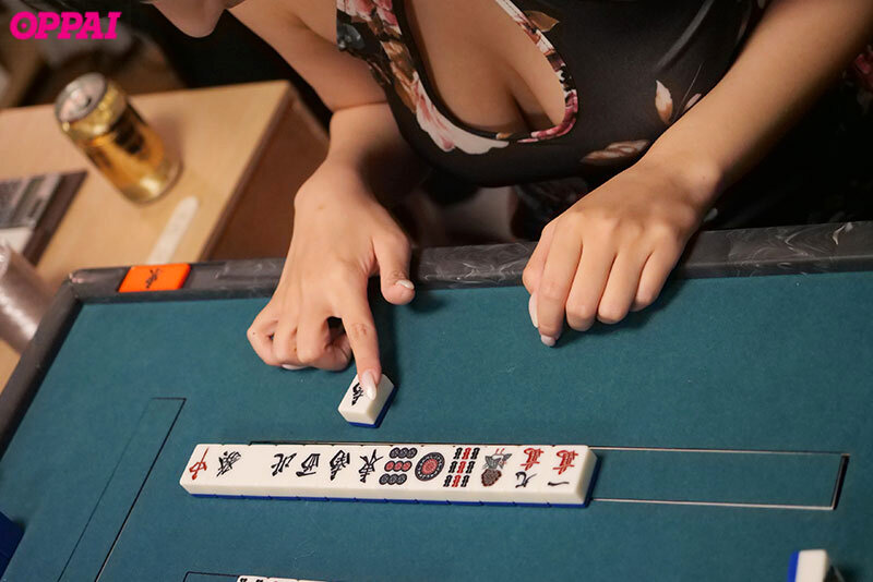 【中出し】 酔った勢いの悪ノリ脱衣麻雀が…罰ゲームのエロコス着て豹変し...