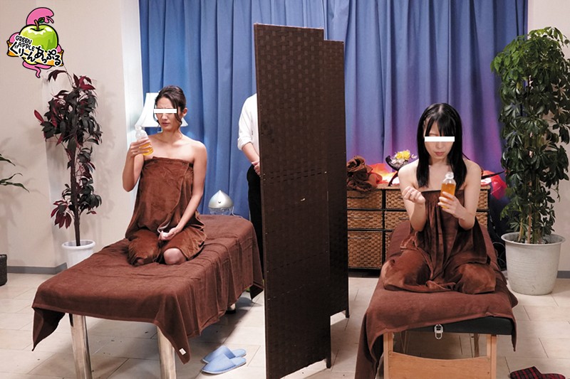 【中出し】 「家族割引やってます」オイルエステに来た仲良し母娘に媚薬を...