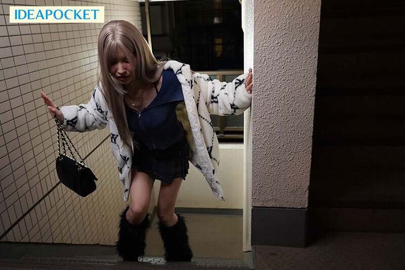 【中出し】 自宅の前で酔い潰れていたギャルを介抱したら恩返しの絶対中出...