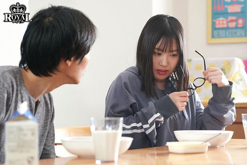 【中出し】 僕の姉は地味で控えめですが、眼鏡を外すと、絶世の美女で我慢...